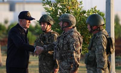 Millî Savunma Bakanı Hulusi Akar ve Beraberindeki TSK Komuta Kademesi Süleyman Şah Türbesi’ni Ziyaret Etti