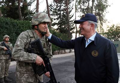 Millî Savunma Bakanı Hulusi Akar ve Beraberindeki TSK Komuta Kademesi Süleyman Şah Türbesi’ni Ziyaret Etti
