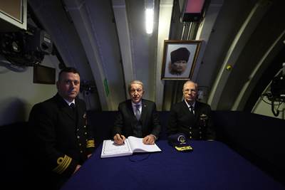 Millî Savunma Bakanı Hulusi Akar, Yapımı Devam Eden PİRİREİS Denizaltısında İncelemelerde Bulundu