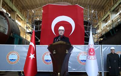 Millî Savunma Bakanı Hulusi Akar, Gölcük Tersanesi Komutanlığında İşçilerle Bir Araya Geldi