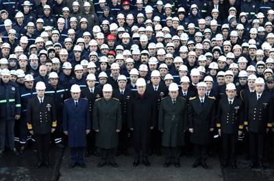 Millî Savunma Bakanı Hulusi Akar, Gölcük Tersanesi Komutanlığında İşçilerle Bir Araya Geldi