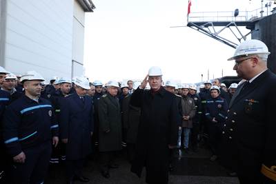 Millî Savunma Bakanı Hulusi Akar, Gölcük Tersanesi Komutanlığında İşçilerle Bir Araya Geldi