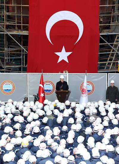 Millî Savunma Bakanı Hulusi Akar, Gölcük Tersanesi Komutanlığında İşçilerle Bir Araya Geldi