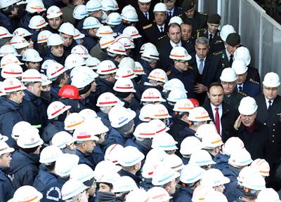 Millî Savunma Bakanı Hulusi Akar, Gölcük Tersanesi Komutanlığında İşçilerle Bir Araya Geldi