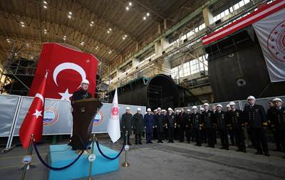 Millî Savunma Bakanı Hulusi Akar, Gölcük Tersanesi Komutanlığında İşçilerle Bir Araya Geldi
