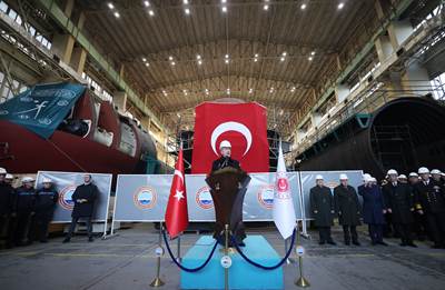 Millî Savunma Bakanı Hulusi Akar, Gölcük Tersanesi Komutanlığında İşçilerle Bir Araya Geldi