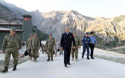 Millî Savunma Bakanı Hulusi Akar ve Beraberindeki TSK Komuta Kademesi Geceyi Dağlıca’da Geçirdi, Bayram Namazını Mehmetçik ile Kıldı