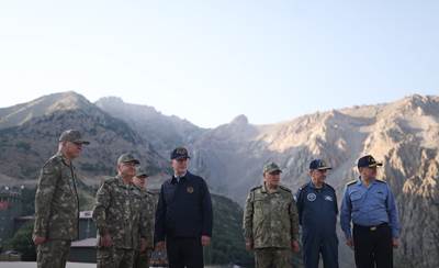 Millî Savunma Bakanı Hulusi Akar ve Beraberindeki TSK Komuta Kademesi Geceyi Dağlıca’da Geçirdi, Bayram Namazını Mehmetçik ile Kıldı