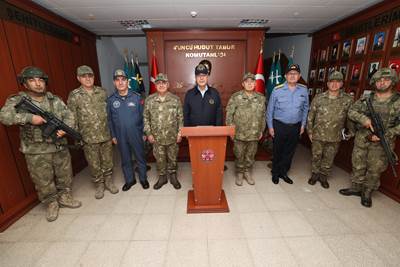 Millî Savunma Bakanı Hulusi Akar ve Beraberindeki TSK Komuta Kademesi Geceyi Dağlıca’da Geçirdi, Bayram Namazını Mehmetçik ile Kıldı