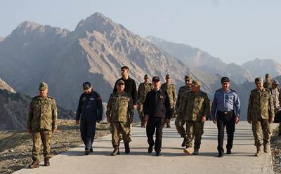 Millî Savunma Bakanı Hulusi Akar ve Beraberindeki TSK Komuta Kademesi Geceyi Dağlıca’da Geçirdi, Bayram Namazını Mehmetçik ile Kıldı