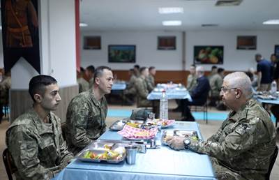Millî Savunma Bakanı Hulusi Akar ve Beraberindeki TSK Komuta Kademesi Geceyi Dağlıca’da Geçirdi, Bayram Namazını Mehmetçik ile Kıldı