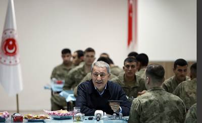 Millî Savunma Bakanı Hulusi Akar ve Beraberindeki TSK Komuta Kademesi Geceyi Dağlıca’da Geçirdi, Bayram Namazını Mehmetçik ile Kıldı