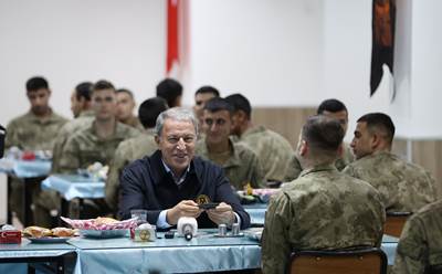 Millî Savunma Bakanı Hulusi Akar ve Beraberindeki TSK Komuta Kademesi Geceyi Dağlıca’da Geçirdi, Bayram Namazını Mehmetçik ile Kıldı