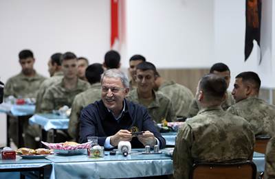 Millî Savunma Bakanı Hulusi Akar ve Beraberindeki TSK Komuta Kademesi Geceyi Dağlıca’da Geçirdi, Bayram Namazını Mehmetçik ile Kıldı