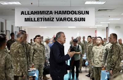 Millî Savunma Bakanı Hulusi Akar ve Beraberindeki TSK Komuta Kademesi Geceyi Dağlıca’da Geçirdi, Bayram Namazını Mehmetçik ile Kıldı