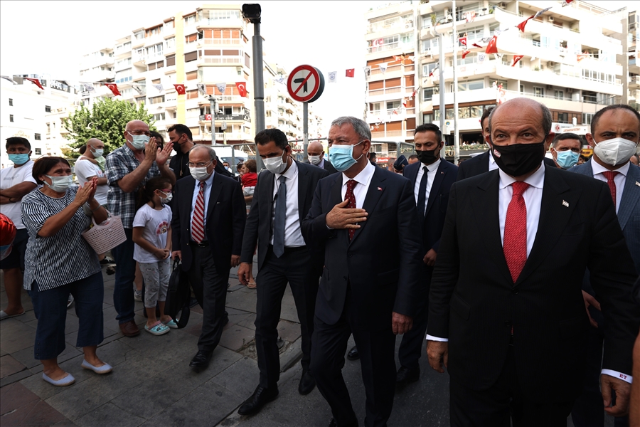 Millî Savunma Bakanı Hulusi Akar ve KKTC Cumhurbaşkanı Sn. Ersin Tatar İzmir’de Vatandaşlarla Beraber Hava Gösterisini İzledi 