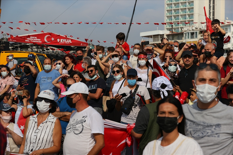 Millî Savunma Bakanı Hulusi Akar ve KKTC Cumhurbaşkanı Sn. Ersin Tatar İzmir’de Vatandaşlarla Beraber Hava Gösterisini İzledi 