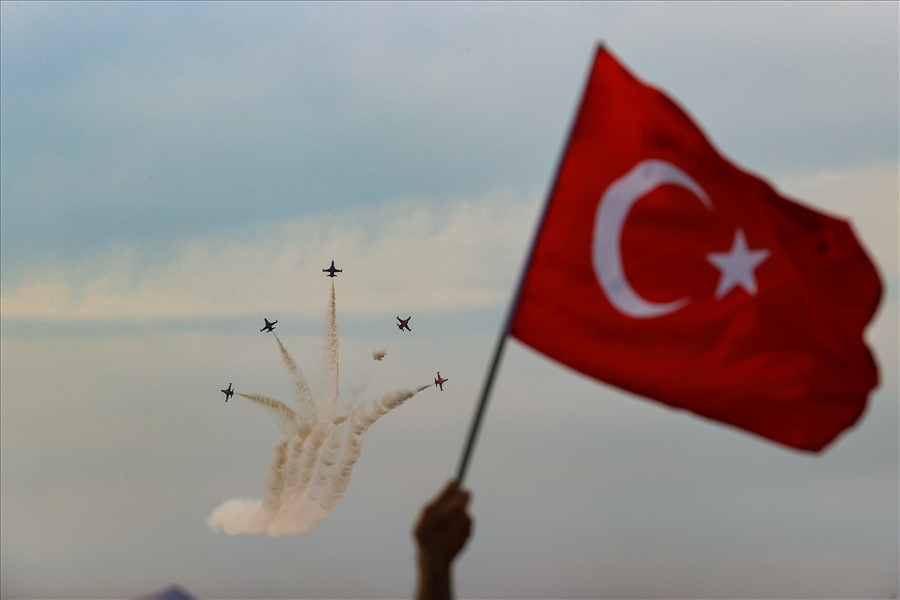 Millî Savunma Bakanı Hulusi Akar ve KKTC Cumhurbaşkanı Sn. Ersin Tatar İzmir’de Vatandaşlarla Beraber Hava Gösterisini İzledi 