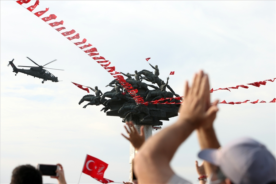 Millî Savunma Bakanı Hulusi Akar ve KKTC Cumhurbaşkanı Sn. Ersin Tatar İzmir’de Vatandaşlarla Beraber Hava Gösterisini İzledi 