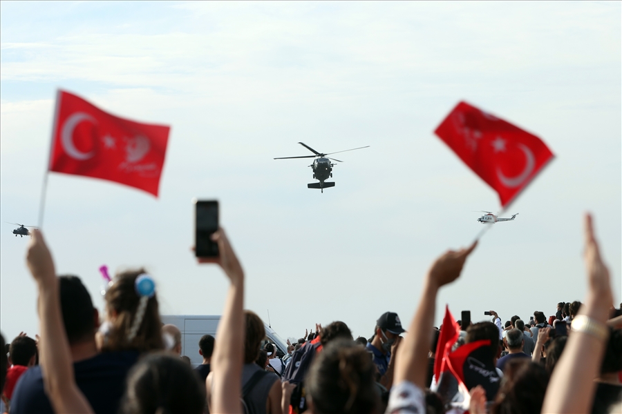 Millî Savunma Bakanı Hulusi Akar ve KKTC Cumhurbaşkanı Sn. Ersin Tatar İzmir’de Vatandaşlarla Beraber Hava Gösterisini İzledi 